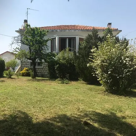 Maison 8 P. Bien Situe. Entree Et Sortie Facile. Prázdninový dům Ruelle-sur-Touvre