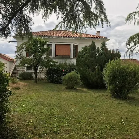Maison 8 P. Bien Situe. Entree Et Sortie Facile. Prázdninový dům Ruelle-sur-Touvre